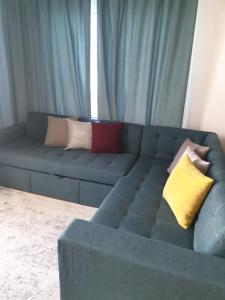 沙姆沙伊赫Sharm Hills的客厅配有带枕头的蓝色沙发