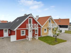 布罗Holiday Home Bleike - 250m from the sea in Funen by Interhome的一座红色和黄色的房子,有院子