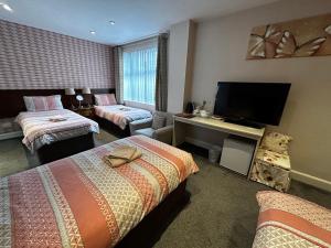 爱丁堡阿陈瑞轩宾馆的酒店客房设有两张床和一台平面电视。