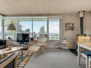 AsperupHoliday Home Fita - 300m from the sea in Funen by Interhome的带沙发和电视的客厅