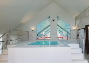 杜柏阿登海岸度假村的一座建筑物中央的游泳池