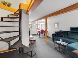 鲁德克丙Holiday Home Marilena - 300m from the sea in Funen by Interhome的客厅设有绿色沙发和楼梯。