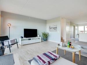 阿森斯Apartment Lucjan - 50m from the sea in Funen by Interhome的客厅配有白色墙壁上的平面电视。