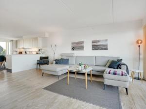 阿森斯Apartment Lucjan - 50m from the sea in Funen by Interhome的客厅配有沙发和桌子