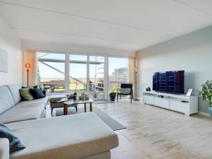 阿森斯Apartment Lucjan - 50m from the sea in Funen by Interhome的带沙发和电视的客厅