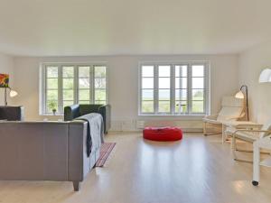 阿森斯Holiday Home Ansbert - 150m from the sea in Funen by Interhome的客厅配有沙发和红色的搁脚凳