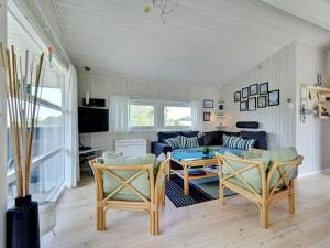 TranekærHoliday Home Raija - 400m from the sea in Funen by Interhome的客厅配有沙发和桌子