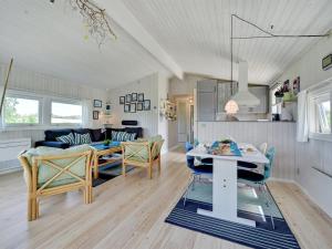 TranekærHoliday Home Raija - 400m from the sea in Funen by Interhome的客厅配有沙发和桌子