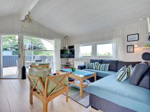 TranekærHoliday Home Raija - 400m from the sea in Funen by Interhome的客厅配有沙发和桌子