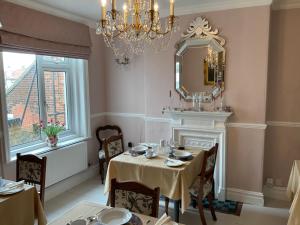 克罗默Albury House的一间带桌子和镜子的用餐室