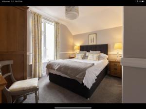 克罗默Albury House的卧室配有床、椅子和窗户。