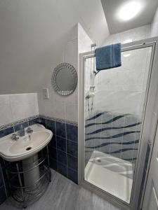爱丁堡阿陈瑞轩宾馆的带淋浴和盥洗盆的浴室