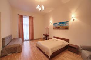 卡罗维发利Slunecni Lazne Apartments的一间带两张床和一张沙发的卧室