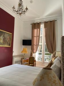 阿让加克兵城堡酒店的一间卧室设有一张床和一个窗口