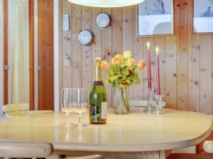措夫特隆Holiday Home Pance - 20km to the inlet in Western Jutland by Interhome的一张桌子,上面放着一瓶葡萄酒和两杯酒
