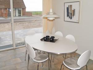 HavnebyHoliday Home Sophy - 2km from the sea in Western Jutland by Interhome的白色的用餐室配有白色的桌椅