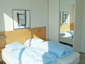 HavnebyHoliday Home Sophy - 2km from the sea in Western Jutland by Interhome的卧室内的一张蓝色棉被