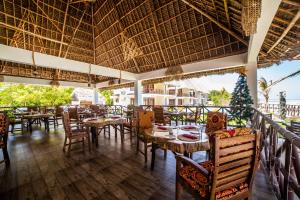 江比阿Mahi Mahi Beach Hotel的一间餐厅,配有桌椅和圣诞树