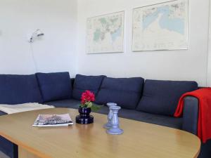 库拉萨Holiday Home Engelke - 150m from the sea in SE Jutland by Interhome的客厅配有蓝色的沙发和桌子