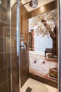 加尔达湖滨洛丽酒店的淋浴间,上面有一棵树的画
