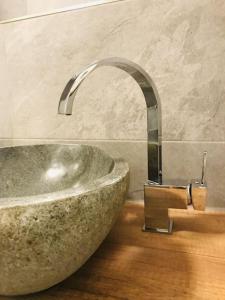 布劳恩拉格Harzchalet Emma Braunlage的浴室配有石质浴缸和水槽。