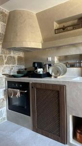 锡米Amalthea Luxury Suites的厨房配有炉灶和炉灶。 顶部烤箱
