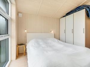 腓特烈西亚Holiday Home Duschanka - 50m to the inlet in SE Jutland by Interhome的卧室配有白色的床和窗户。
