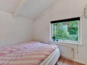 吉弗Holiday Home Yngve - 56-5km from the sea in SE Jutland by Interhome的一间卧室设有一张床和一个窗口