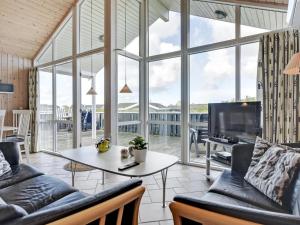 弗勒斯楚普Holiday Home Elisaveta - 200m from the sea in NW Jutland by Interhome的客厅设有桌子和大窗户