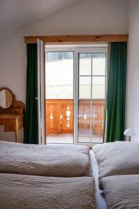 施特罗布尔Haus am Wald的一间卧室设有两张床和大窗户
