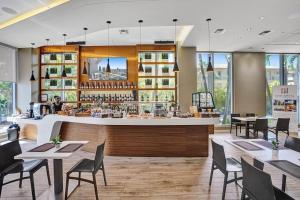 好莱坞Modern Penthouse condo with 2 story private terrace的餐厅设有酒吧,配有桌椅