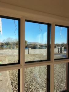 The Burren B&B的从房子的窗户欣赏美景