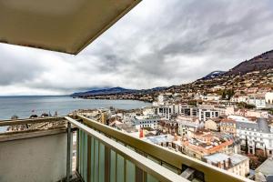 蒙特勒Perfect apartment Montreux centre - Lake View的阳台享有城市美景。