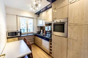蒙特勒Perfect apartment Montreux centre - Lake View的厨房配有木制橱柜和桌子。