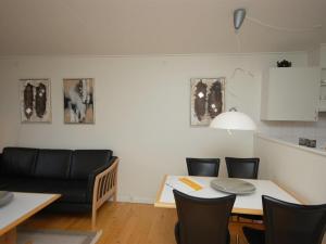 海尔斯Apartment Runhild - 100m from the sea in NE Jutland by Interhome的一间带桌椅和沙发的用餐室