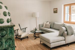 巴德加斯坦Charming chalet with sauna + views!的客厅配有沙发和椅子