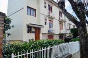 波马兰切2-bedroom apartment in heart of Tuscany with free parking的建筑前的白色围栏