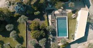 Castelo NovoPedra Nova的享有带游泳池的庭院的顶部景致