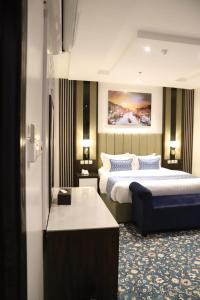 比沙堡Golden Bujari Bisha جولدن بوجاري بيشة的酒店客房,设有两张床和一张沙发