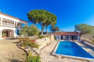 Banyeres del PenedesClub Villamar - Alvent的一座带游泳池和房子的别墅