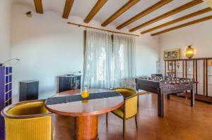 Banyeres del PenedesClub Villamar - Alvent的一间设有乒乓球桌和棋盘的房间
