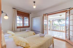 Banyeres del PenedesClub Villamar - Alvent的一间带两张床的卧室和一个阳台