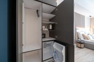 布达佩斯Karoly Boutique Suites, Best Location by BQA的一间小厨房,内设白色冰箱