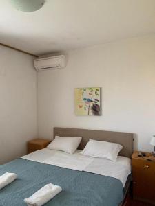 杜布罗夫尼克Dubrovnik Rooms 2的一间卧室设有两张床,墙上挂着一幅画