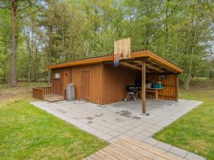 莱斯Holiday Home Thorger - 3km from the sea in NE Jutland by Interhome的木棚,里面装有篮球架