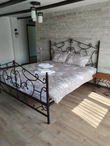 斯兰默多瓦Rooms Poienita的卧室内的一张大床,卧室设有砖墙