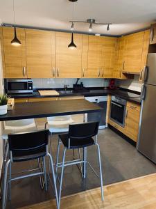 利亚内斯Apartamento Aldeana的厨房配有桌椅和冰箱。