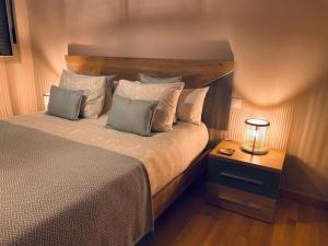 利亚内斯Apartamento Aldeana的一间卧室配有一张床和一个带灯的床头柜