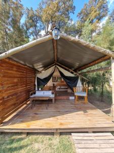 圣安德烈斯德希莱斯Moraycamp的木制甲板上的帐篷,配有一张床和两把椅子