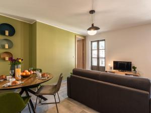 科尔特Apartment Padova T2 sup by Interhome的客厅配有桌子和沙发